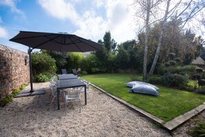 Outdoor dining - A boathouse on the Beach, sea view, 4 bedrooms (Paimpol)