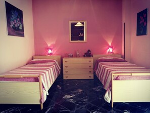 3 chambres, fer et planche à repasser, accès Internet, draps fournis
