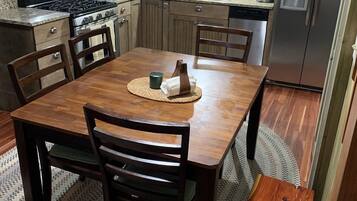 Een koelkast, een magnetron, een oven, een kookplaat