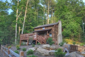 Property grounds - Splendid Cozy Log Cabin with Beautiful Mountain Views! (Sugar Grove)