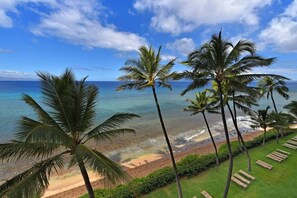 On the beach, sun loungers, beach towels - MA 602 Kaanapali OceanFront Studio Ocean View Pool (Lahaina)