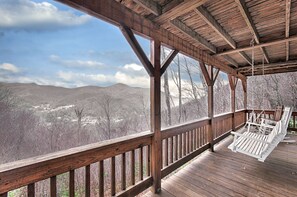 Property grounds - 2 Master Suites - Mountain Views Every Room - Hot Tub - Fire Pit - Clean & Cozy! (Maggie Valley)