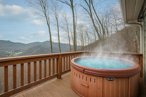 Falcon Ridge - Vuoristomaisemat kaikissa huoneissa, kylpytynnyri, 2 kannet, WiFi, AC, 5-tähteä