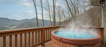 2 Master Suites - Mountain Views Every Room - Hot Tub - Fire Pit - Clean & Cozy!