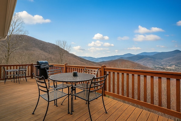 Outdoor dining - 2 Master Suites - Mountain Views Every Room - Hot Tub - Fire Pit - Clean & Cozy! (Maggie Valley)