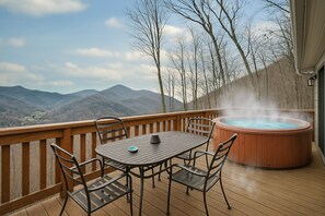 Outdoor dining - 2 Master Suites - Mountain Views Every Room - Hot Tub - Fire Pit - Clean & Cozy! (Maggie Valley)