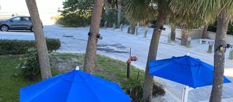 VENTE PENTHOUSE MTW 99 Nt. SUNSETS, 2 BLOCKS 2 VILLE, mi plage privée, chaise