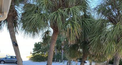 PENTHOUSE BEACHFRONT, SLEEP 4, <br> 2 MIN to TOWN. FREE LOUNGERS, BBQ, WiFi