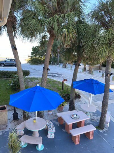 PENTHOUSE BEACHFRONT, SLEEP 4, <br>  2 MIN to TOWN. FREE LOUNGERS, BBQ, WiFi