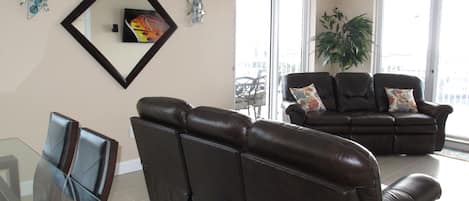 Smart-TV, DVD-Player, Tischfußball, Videothek