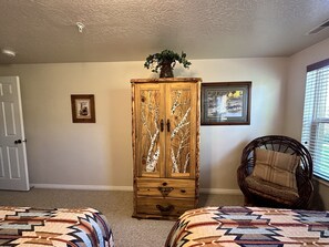 3 bedrooms, iron/ironing board, free WiFi, bed sheets - 3 BR Deluxe light-filled end unit with gourmet kitchen. (Eden)