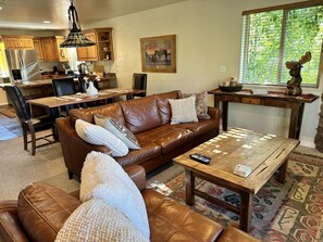 Smart TV, chimenea, reproductor de DVD y futbolito 