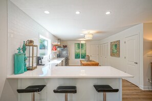 Frigorifero, microonde, forno, piano cottura