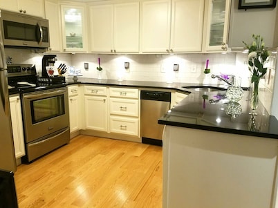 Great South End / Back Bay location, 1 bed condo near T station 