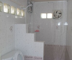 平房 | 浴室 | 淋浴设施、免费洗浴用品、毛巾