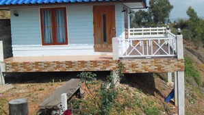 A single-story house with a blue roof, a wooden door, and a white porch. - Ban Sukjai Resort (Khao Kho)