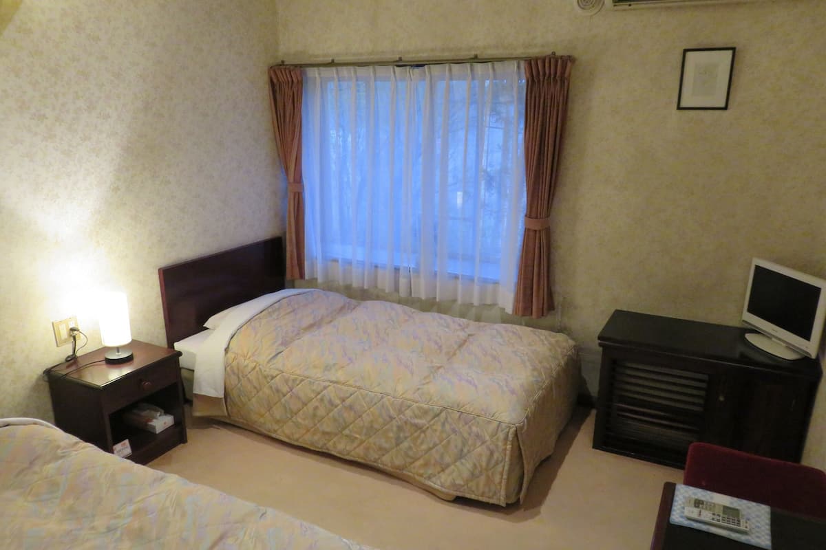 Basic trippelrum - icke-rökare - utsikt mot trädgården | Gratis wi-fi och sängkläder