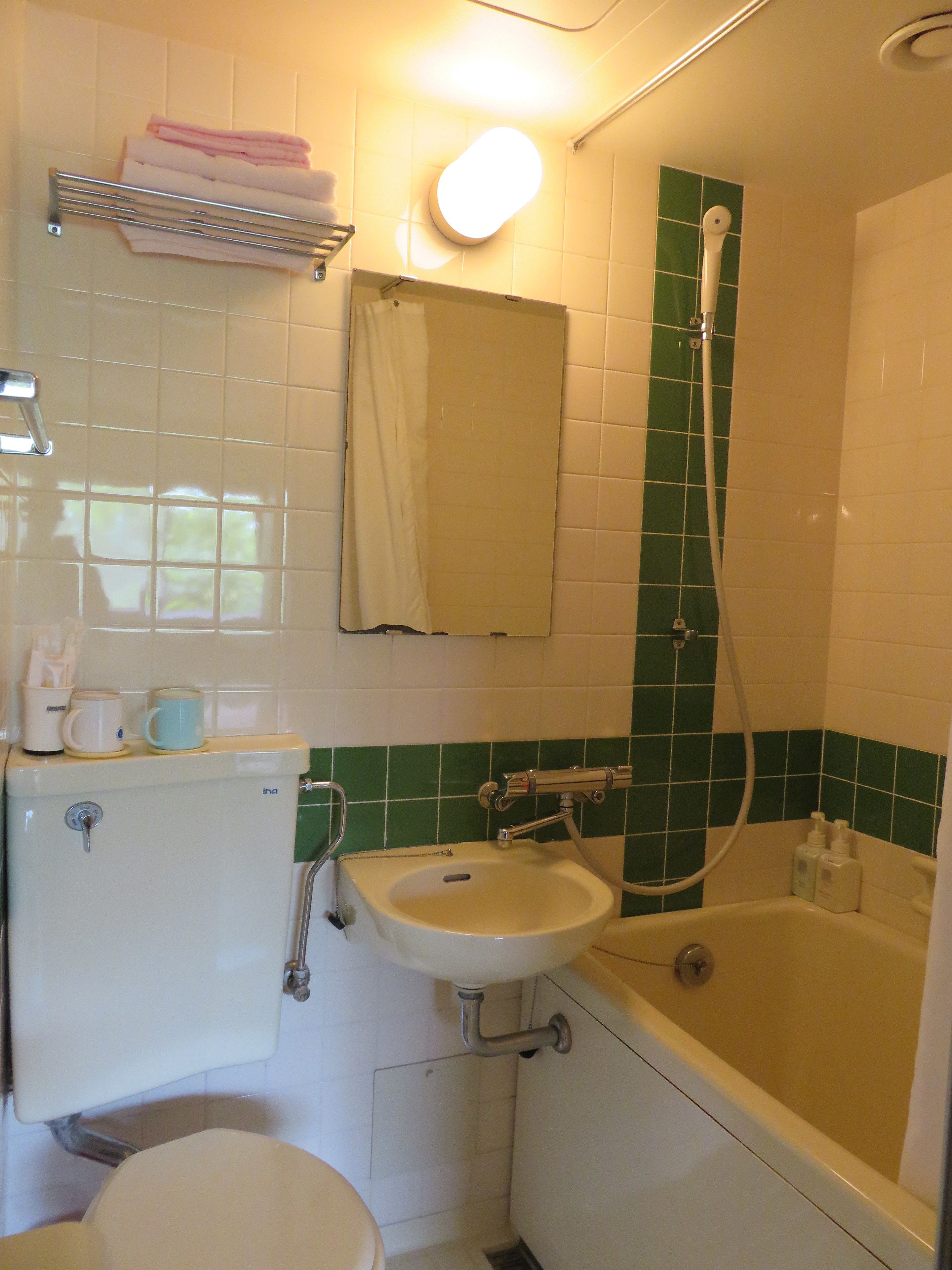 A bathroom with a toilet, sink, and bathtub.