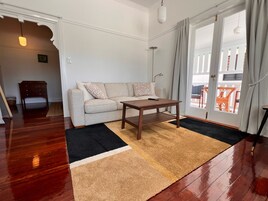 パノラミック スイート | リビング エリア | 60 cmのテレビ (デジタル放送視聴可)、プリンター