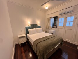 高級寝具、ミニバー、デスク、ノートパソコン用作業スペース