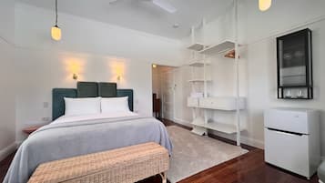 Panoramic Double Room, Non Smoking, Bay View | 1 bilik tidur, peralatan tempat tidur premium, bar mini, meja