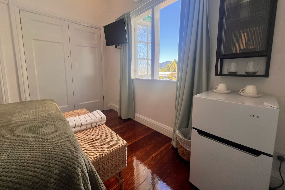 Habitación doble Confort, 1 cama Queen size, vista al patio | 1 habitación, ropa de cama de alta calidad, minibar y escritorio