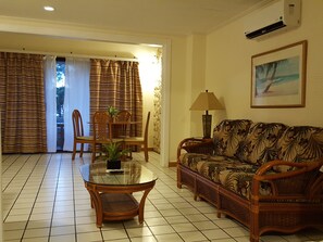 Chambre Supérieure avec lits jumeaux, vue partielle sur l'océan | Coin séjour