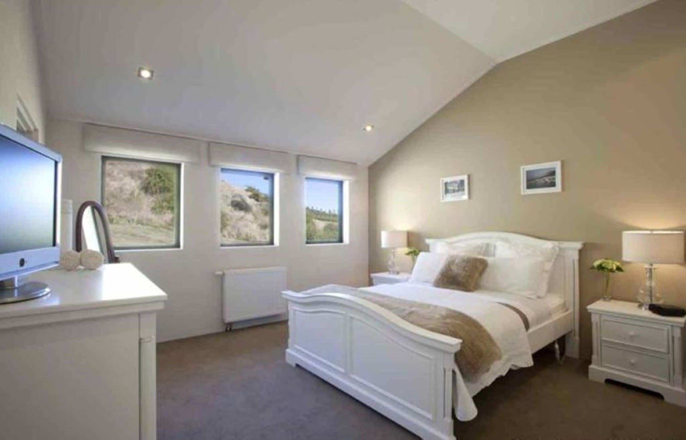 Mountain View Suite  | Pillowtop beds, soundproofing, iron/ironing board, free WiFi