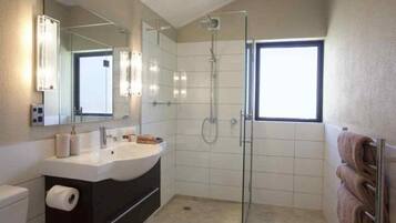 Coronet Apartment | Bathroom