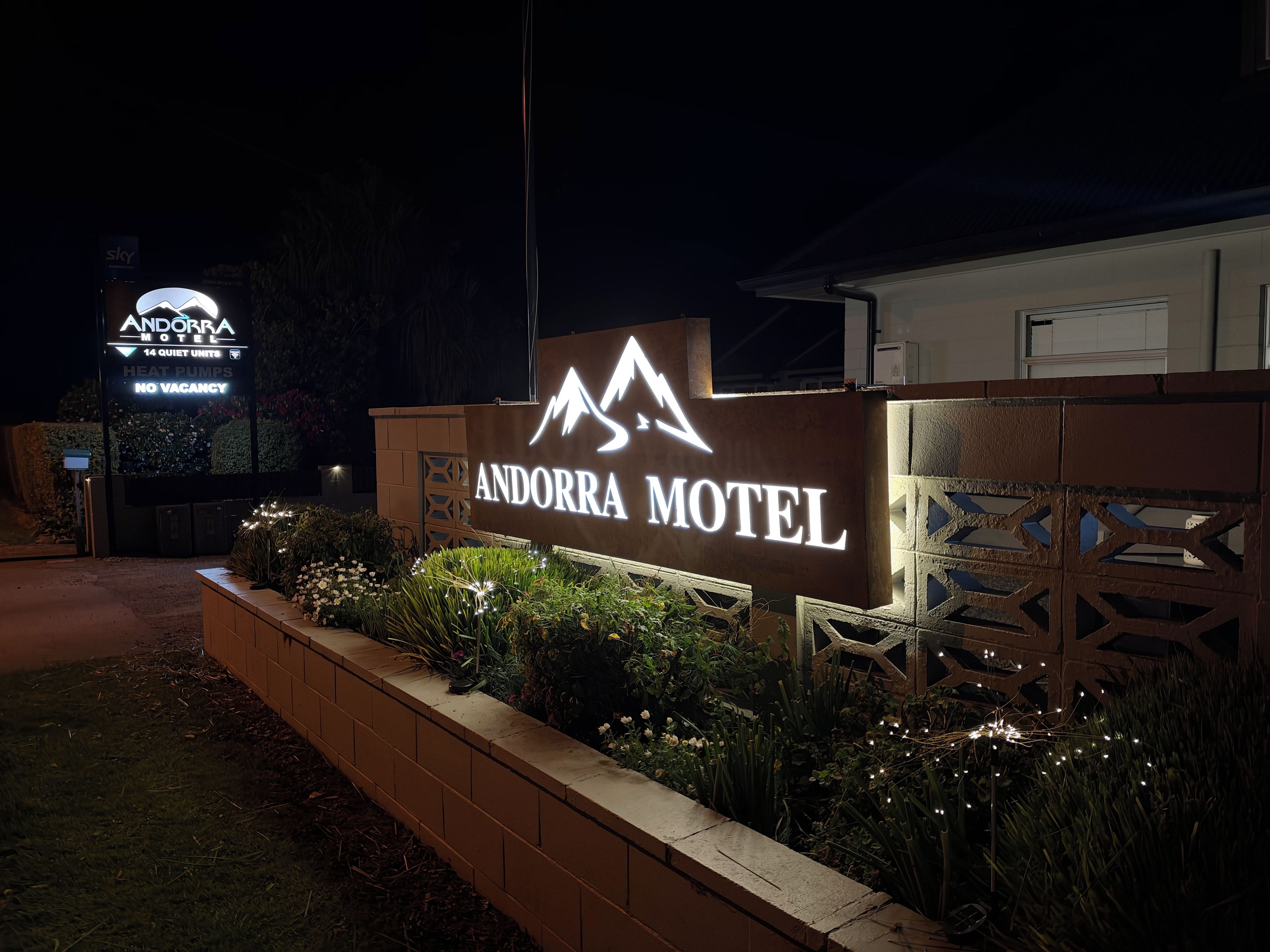 Señal de motel con un logotipo de montaña, que sugiere una posible vista panorámica.