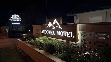 Señal de motel con un logotipo de montaña, que sugiere una posible vista panorámica.