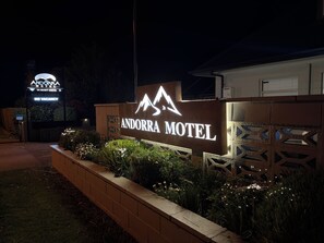 Señal de motel con un logotipo de montaña, que sugiere una posible vista panorámica.