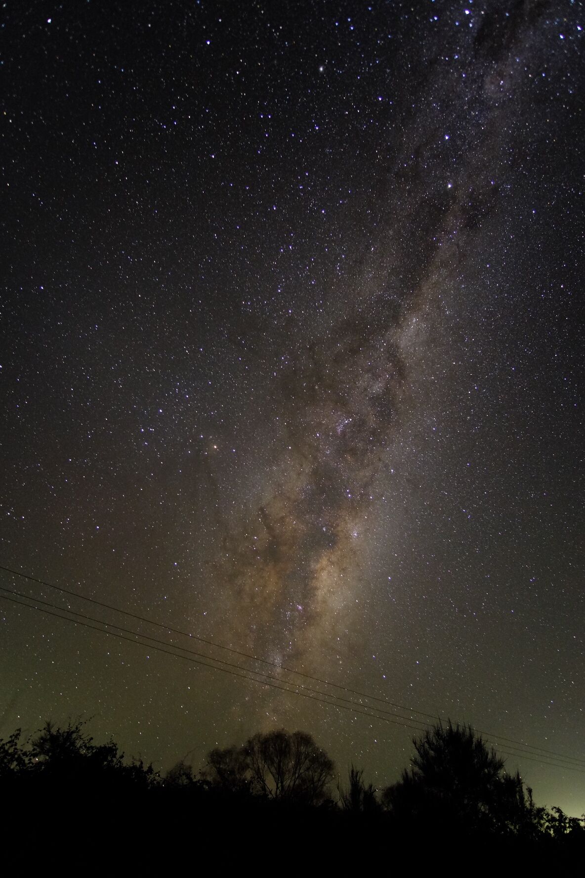 Cielo nocturno con estrellas y la Vía Láctea.