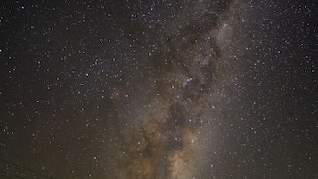 Cielo nocturno con estrellas y la Vía Láctea.