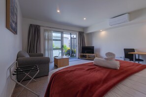 Deluxe Studio | Individually decorated, free cribs/infant beds, free WiFi, bed sheets - Andorra Motel (Geraldine)