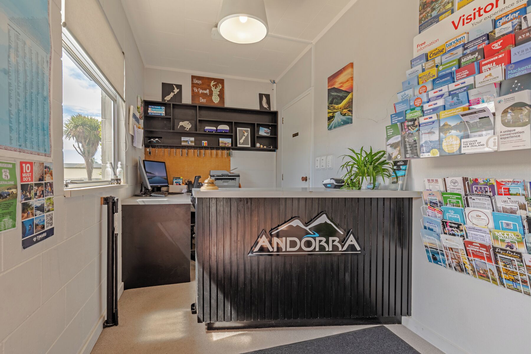 Un comptoir d'accueil avec une pancarte indiquant « ANDORRE ».