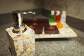 Deluxe-Doppel- oder -Zweibettzimmer, 2 Schlafzimmer, Raucher | Badezimmer | Dusche, kostenlose Toilettenartikel, Handtücher