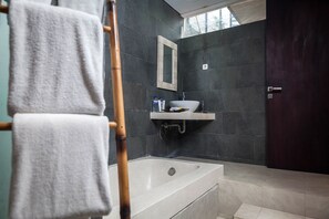 Shower, free toiletries, towels - Villa C31 Seminyak (Seminyak)