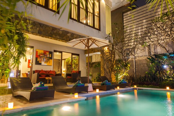 Hồ bơi ngoài trời