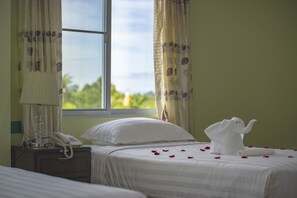 Brankas, meja kerja, kedap suara, dan Wi-Fi gratis