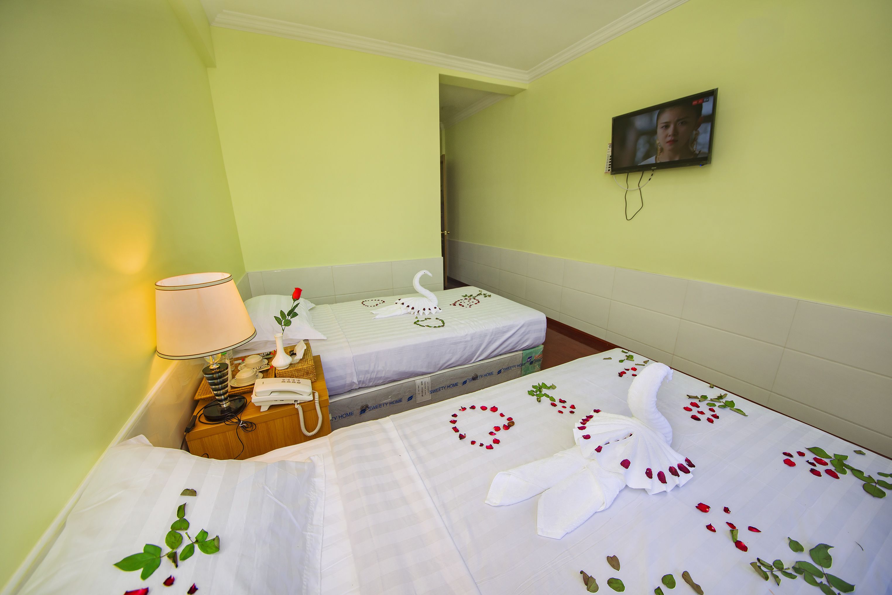 in-room safe, desk, soundproofing, free wifi