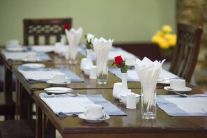 Déjeuner, dîner et souper servis sur place