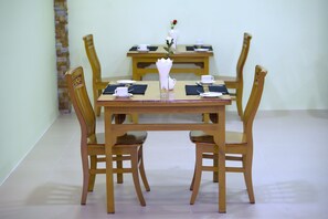 Phục vụ bữa sáng, bữa trưa và bữa tối 