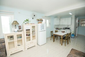 Living area - Daora Guest House (Saipan)