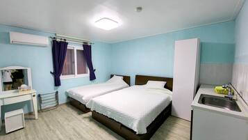 Habitación Deluxe con 2 camas individuales, 1 habitación, vista a la ciudad | Cortinas blackout, insonorización, wifi gratis y ropa de cama