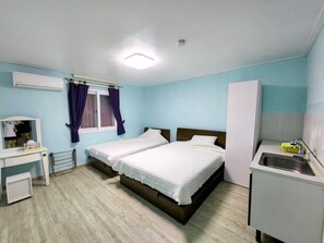 Habitación Deluxe con 2 camas individuales, 1 habitación, vistas a la ciudad | Cortinas opacas, sistema de insonorización, wifi gratis y ropa de cama