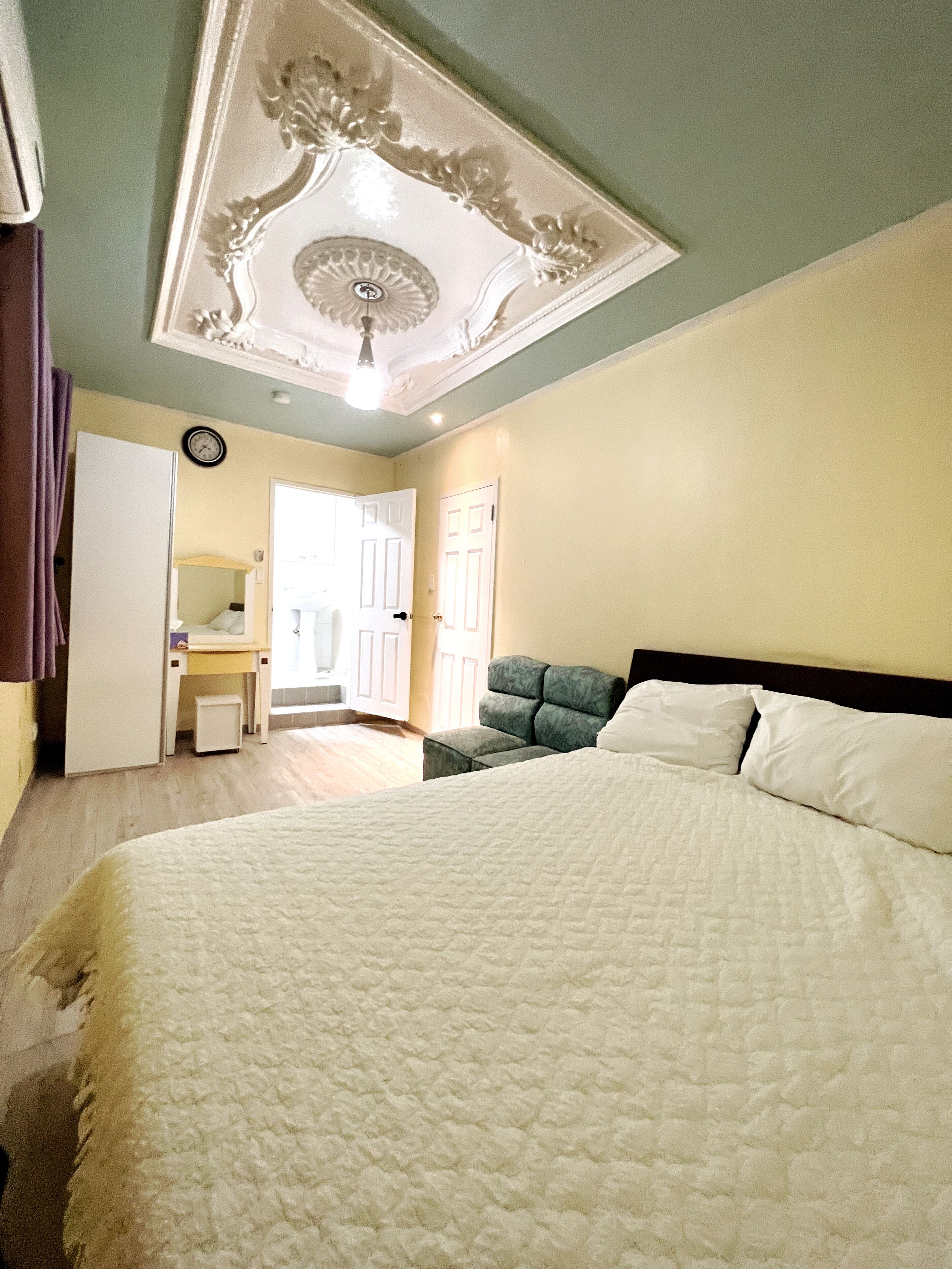 Blackout drapes, soundproofing, free WiFi, bed sheets