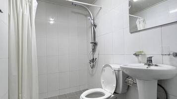 Regadera, amenidades de baño gratuitas, secadora de cabello, toallas