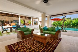 4 Bedrooms Villa | Ruang keluarga