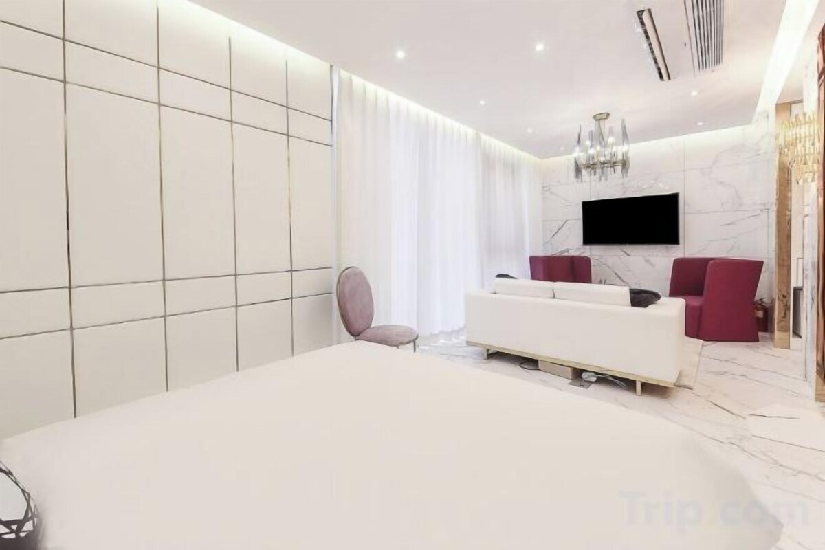 Minibar, desk, soundproofing, WiFi (free)